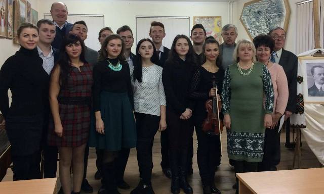 Учасники поетично-музичної композиції «Видиш, брате мій…»